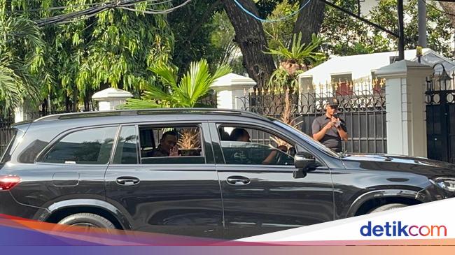 5 Key Facts About the Black Mercedes-Benz Car AHY Was Driving in Jakarta