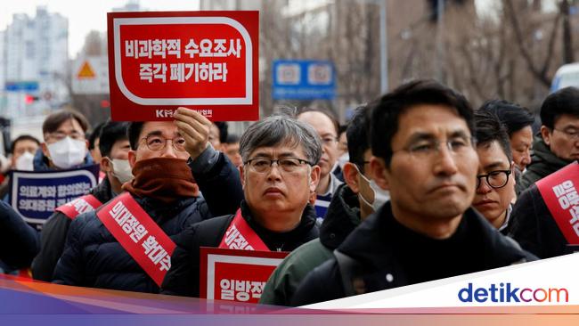 South Korea Doctors Go On Strike Against Increase in Medical Student Admissions: Thousands Take to the Streets