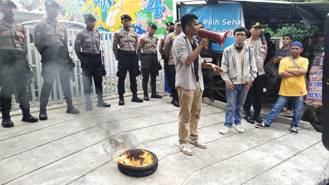 Demo Di Depan Kantor ICW, Massa Bakar Ban