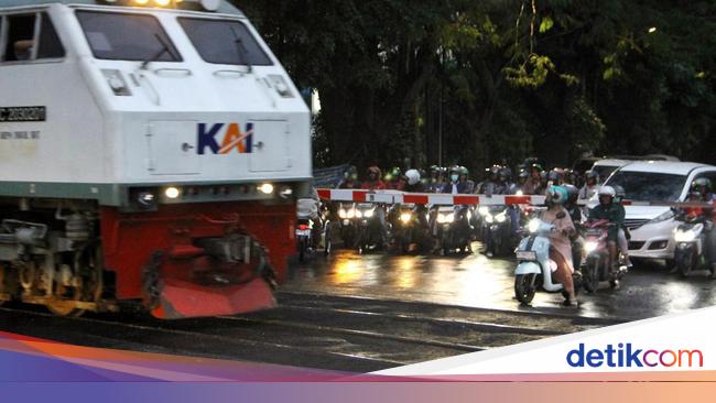 Viral Detik-detik Kereta Terobos Kobaran Api, KAI Langsung Buka Suara