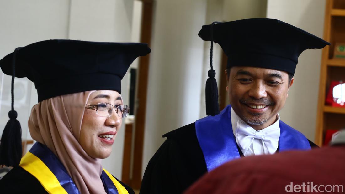 So Sweet! Suami-Istri Dikukuhkan Bareng Jadi Guru Besar UGM