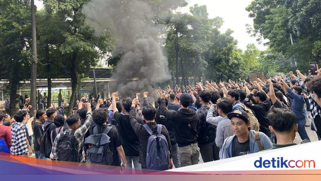 パンチャシラ大学の学生が道路を封鎖、レンテン・アグンで交通渋滞
