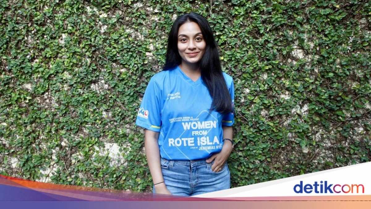 映画『Women from Rote Island』のTシャツを着たIrma Rihi