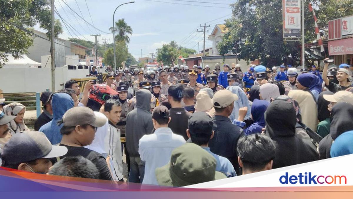 5 Hal Tentang Massa Demo Serang Aparat di Kantor KPU Sinjai