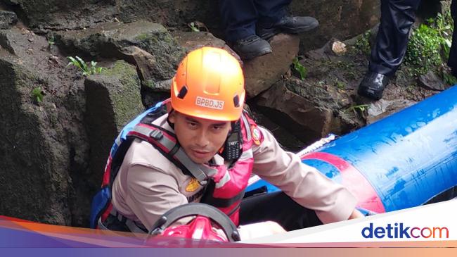 Tragic Incident in Jakarta: Police Chief Searches for Children Swept Away in Mampang River