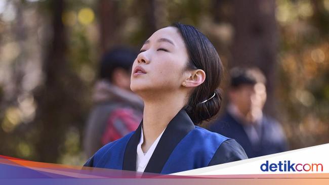 5 Drakor Populer Kim Go Eun Si Dukun Cantik di Exhuma