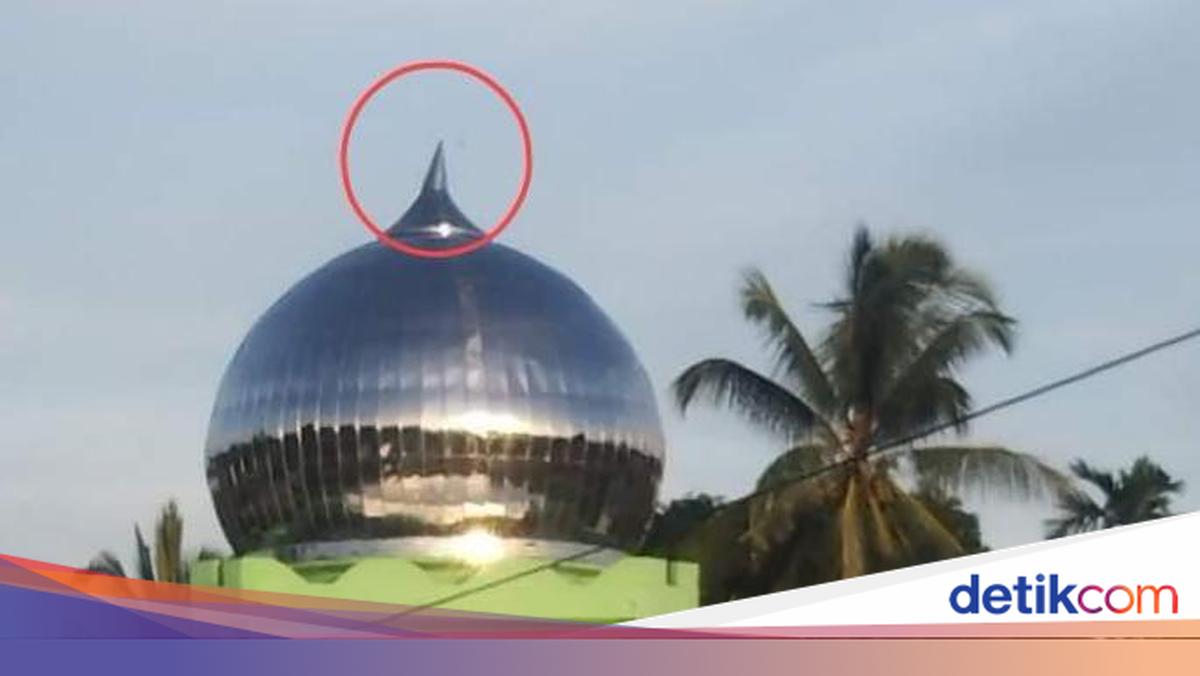 Yigit sevgilisi orgazm bolguncha uning mushukini yalaydi.