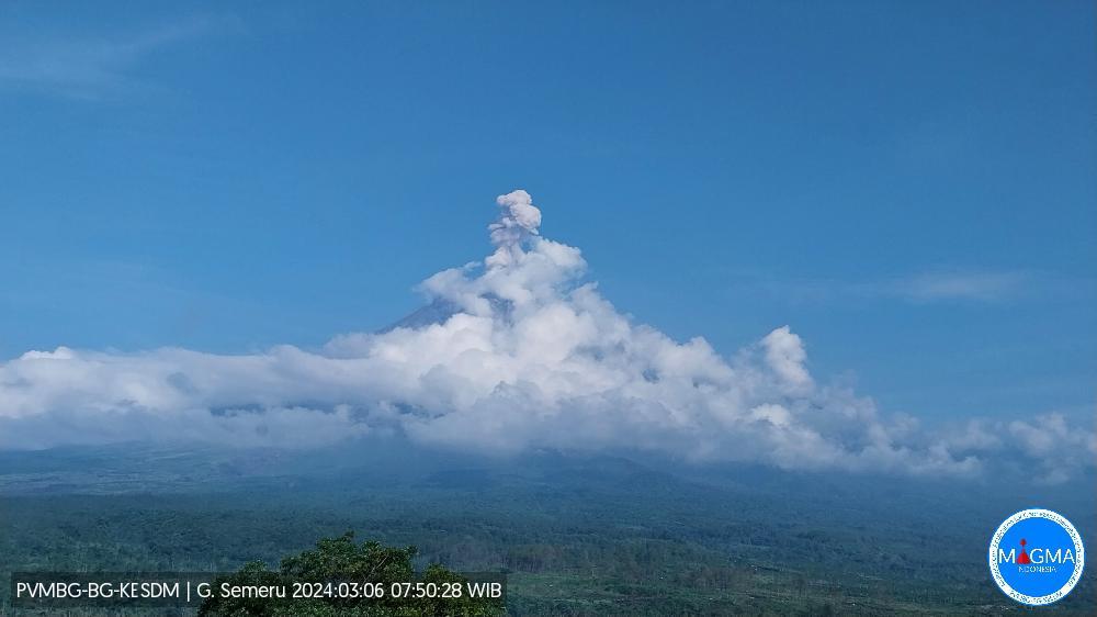 Gunung Semeru Erupsi 3 Kali Pagi Ini, Tinggi Abu Vulkanik Capai 1 Km