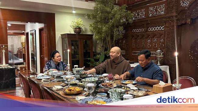 Prabowo met en ligne le moment de rupture du jeûne avec Titiek Soeharto et Didit