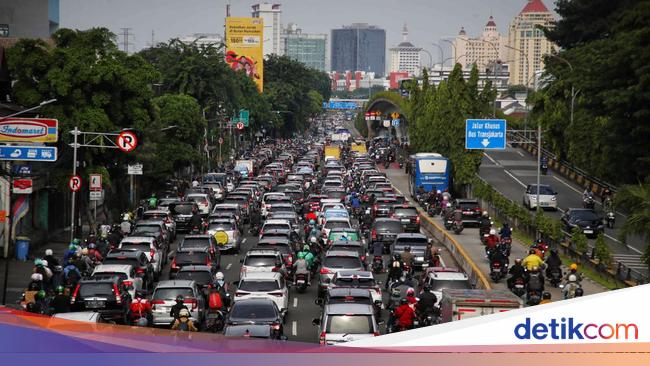 Potret Jakarta Kembali Macet di Hari Kedua Ramadan