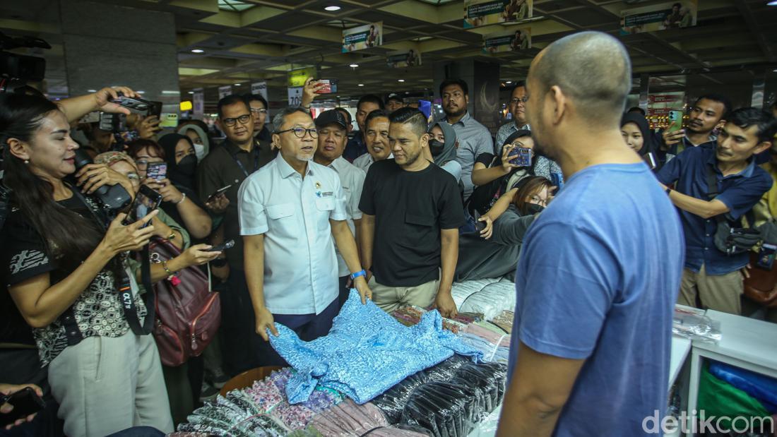 Momen Mendag Zulhas Sidak Pasar Tanah Abang, Borong Baju Muslim