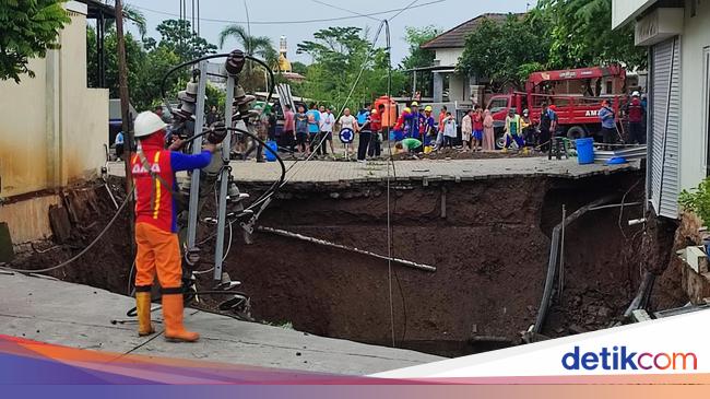 スマラン高級住宅団地の道路の外観が12メートル崩落