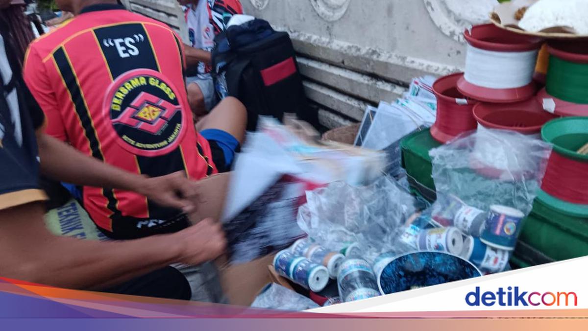 Bukan Anak-anak, Ini Para Pemburu Layangan di Pinggir BKT