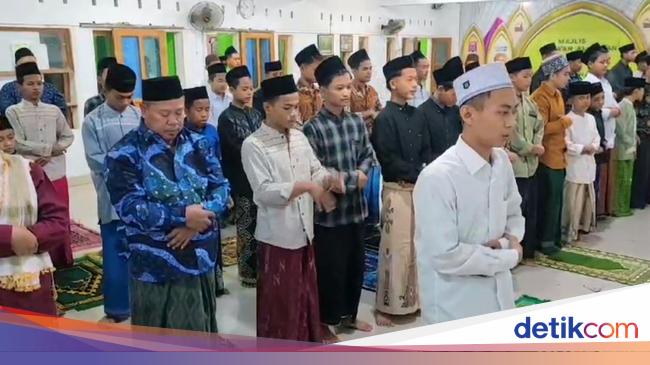 Lightning Tarawih Prayer in Indonesia Spark Controversy: Completed in Just 7 Minutes