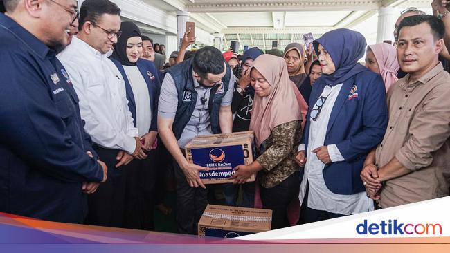 Anies Baswedan Visits Flood-Affected Areas in West Sumatra: Symbolically Hands Over 200 Aid Packages in Galapuang Village