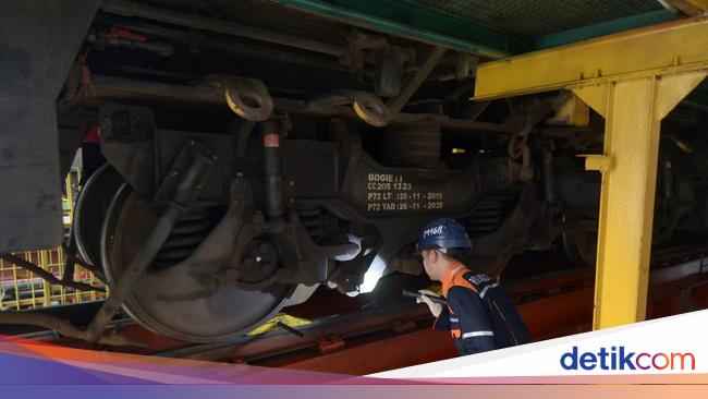 Lokomotif Kereta Dirawat Jelang Mudik Lebaran Begini Potretnya