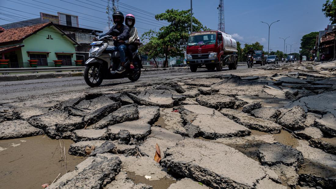 Penampakan Jalur Pantura Demak-Kudus Rusak Pascabanjir