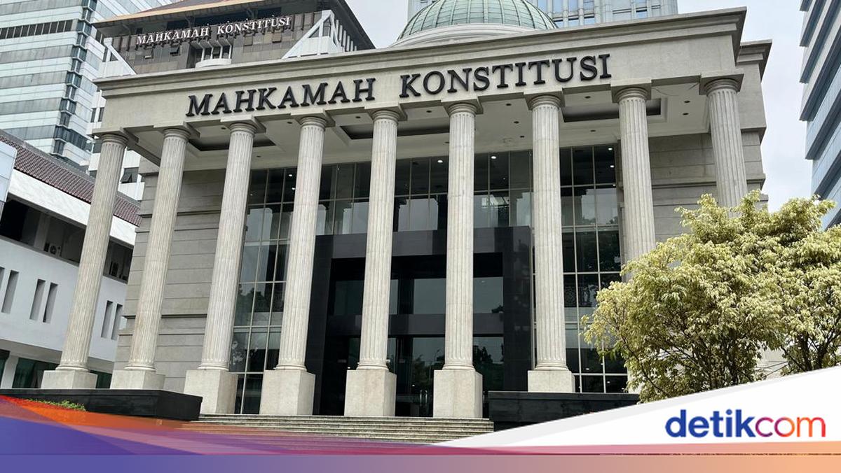 MK Tak Terima Gugatan Penghapusan Kolom Agama di KK dan KTP