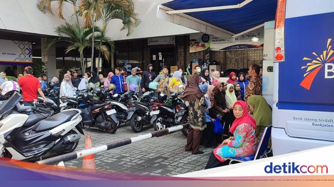 Warga Semarang Antre Empat Jam Tukar Uang Baru Online