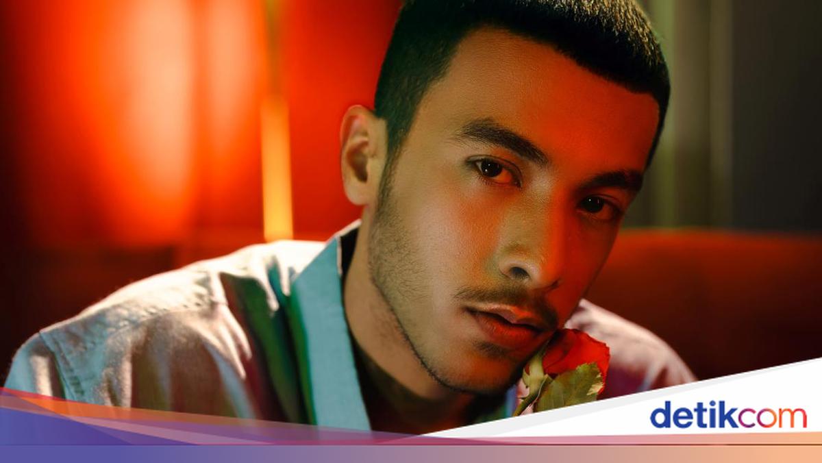 Aziz Hedra Gandeng Julia Wu untuk Single Internasional Fall Into You