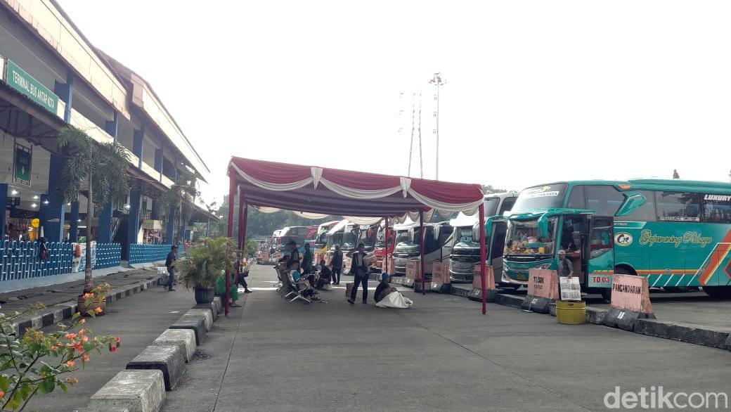 Terminal Kampung Rambutan Mulai Ramai, Puncak Arus Mudik Diprediksi 7 April