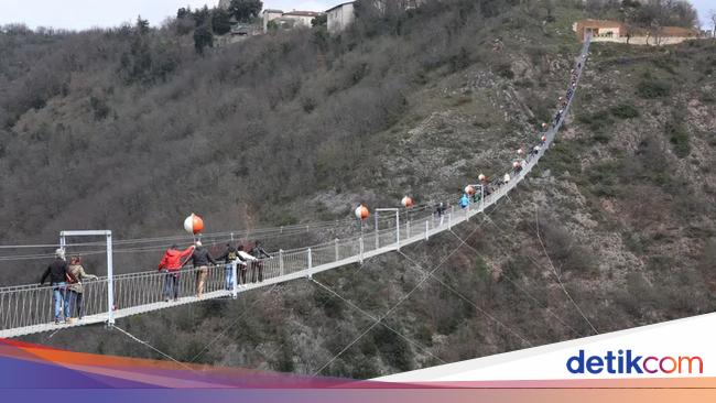 Ini Jembatan Gantung Tertinggi di Eropa, Terbentang Ratusan Meter di Atas Jurang