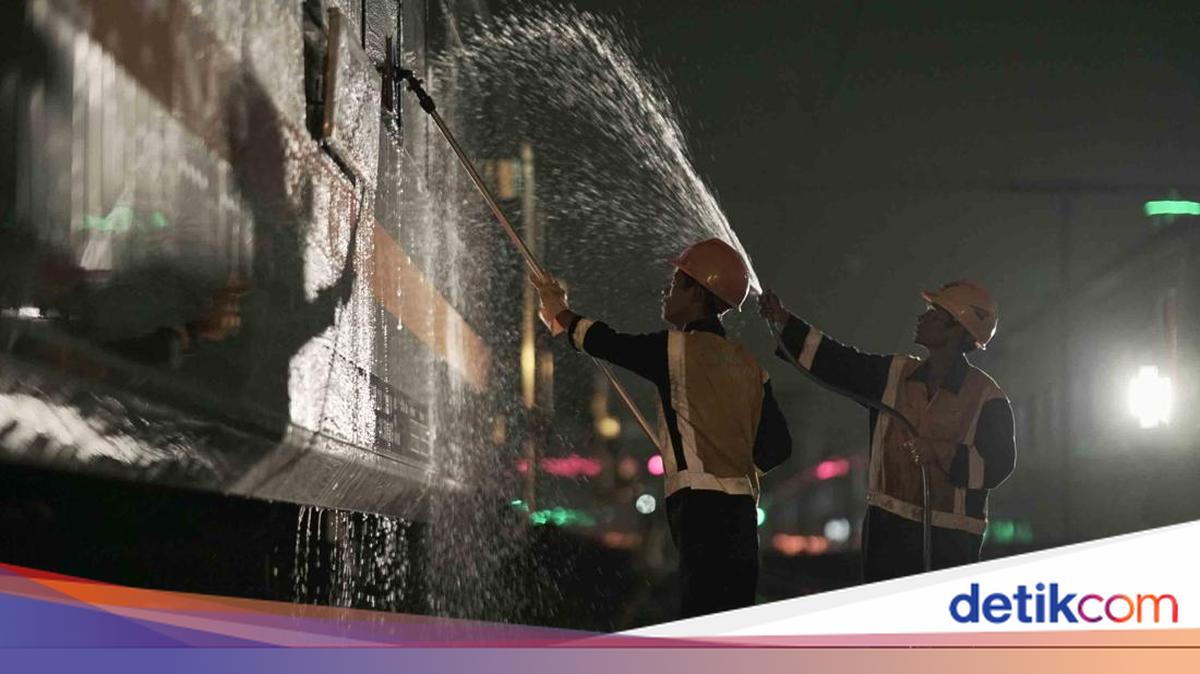 Ternyata, Gerbong Kereta Api Juga Rutin Mandi, lho!