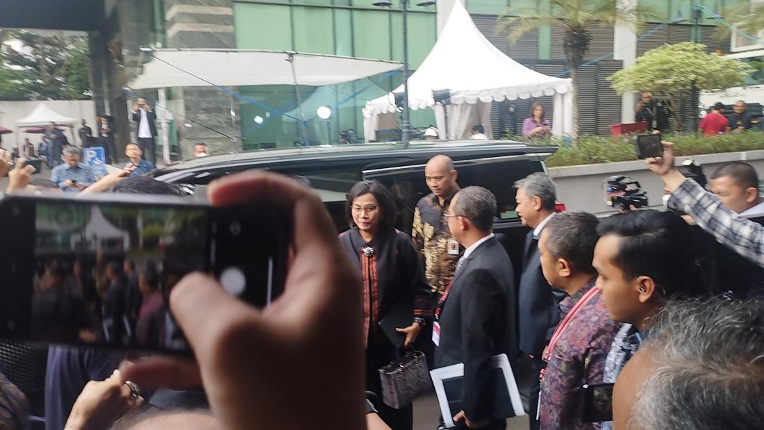 Sri Mulyani Berbatik Hitam Dan Risma Pakai Batik Cokelat Saat Tiba Di MK