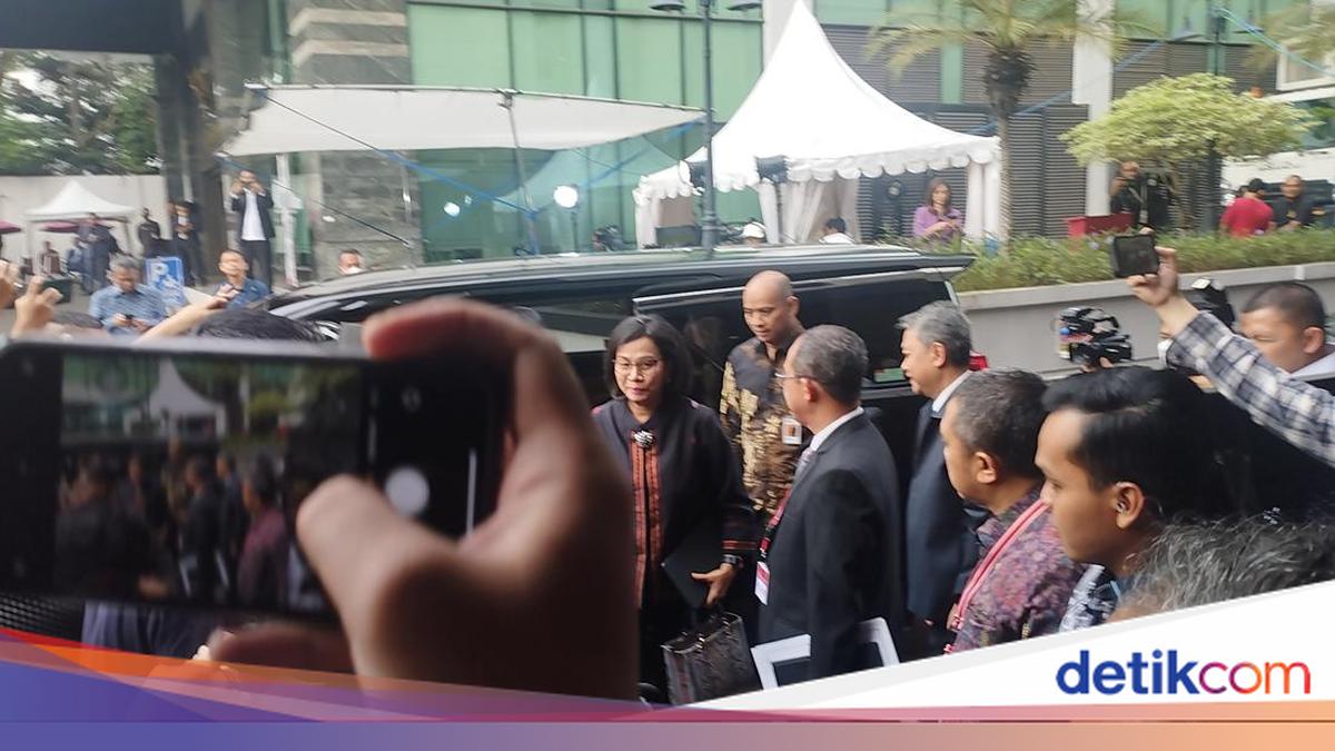 Risma-Airlangga-Sri Mulyani Tiba di MK Jadi Saksi di Sidang Sengketa ...