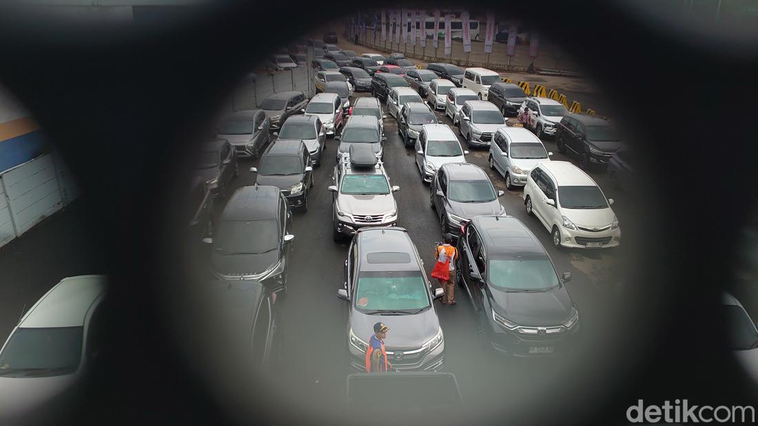 Pelabuhan Merak Padat Pemudik, Antrean Kendaraan Mengular Hingga Tol Km 90