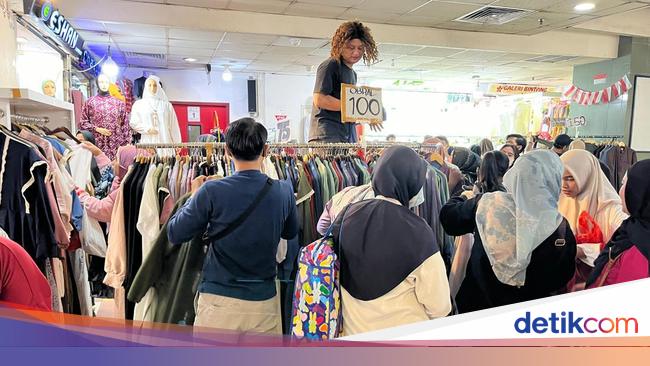 Baju Impor China Laku Keras di Pasar Tanah Abang