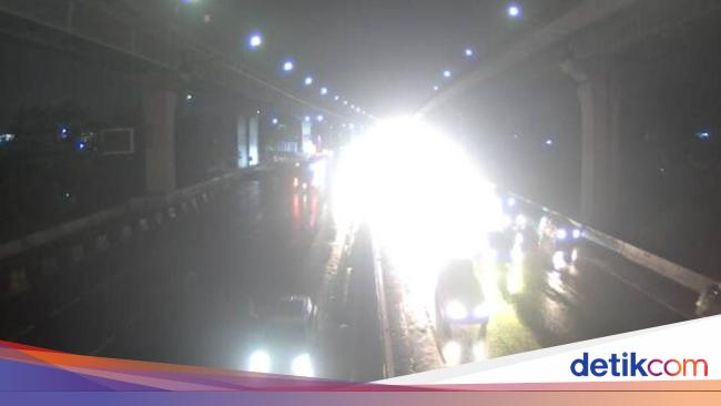 Traffic Congestion on Jakarta-Cikampek Toll Road Causes 3 Kilometer Long Jam