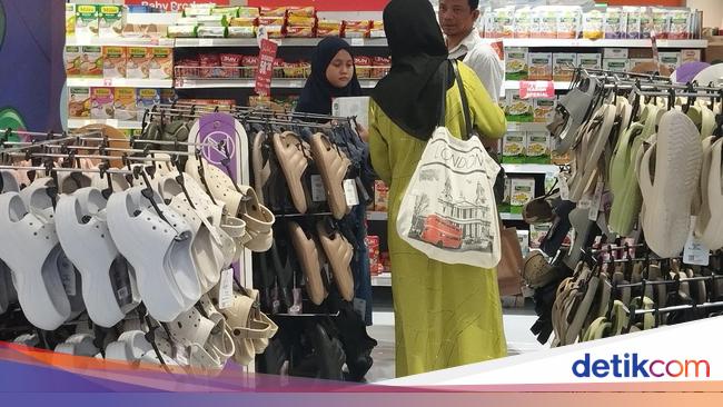 Pengunjung Penuhi Area Sandal Di Transmart Full Day Sale Gerai Kokas