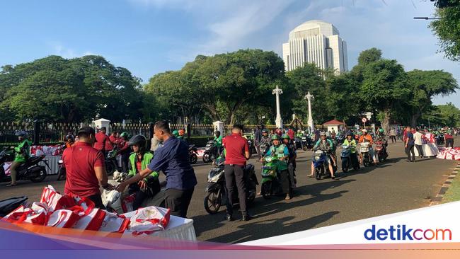 Jokowi Bagikan Paket Sembako di Istana Negara Jakarta