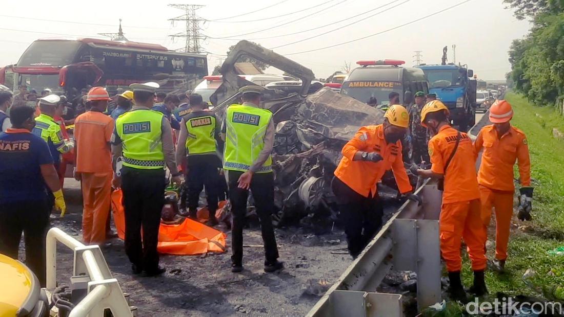 Bus Tabrak Gran Max Di Tol Japek, Warga Dengar Gemuruh Dan Ledakan