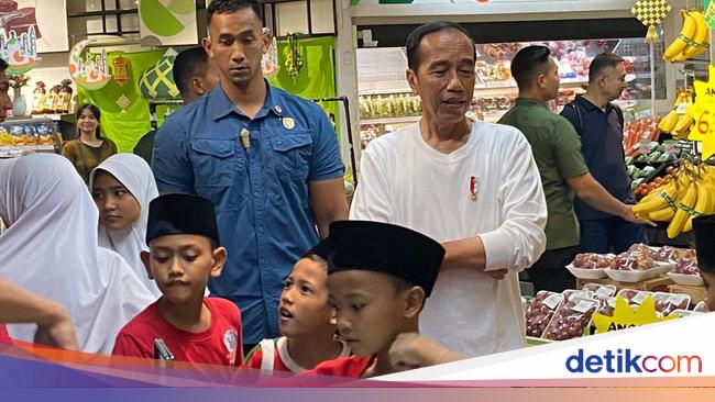 President Jokowi Buys Eid Clothes and Snacks for Orphans in Jakarta Mall