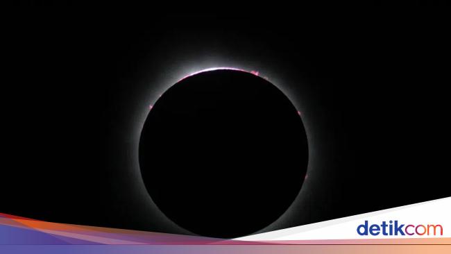 Incredible Solar Eclipse with Strange Pink Spots Amazes Spectators in North America