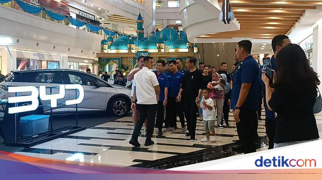 President Jokowi Takes Grandchildren to Mall in Medan, Visitors Hysterical