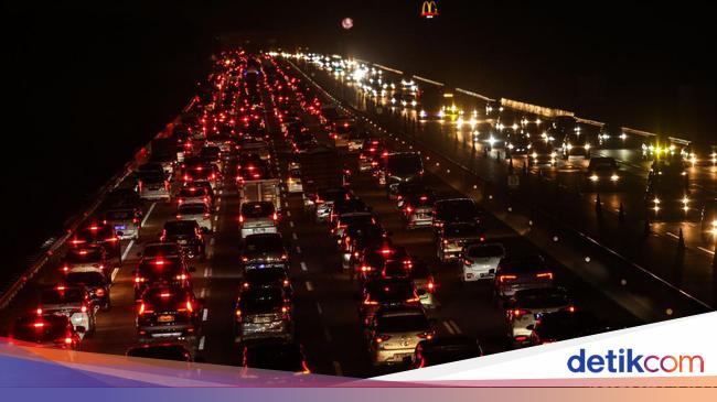 Lalin Tol Japek Arah Jakarta Padat Malam Ini, Contraflow Diberlakukan