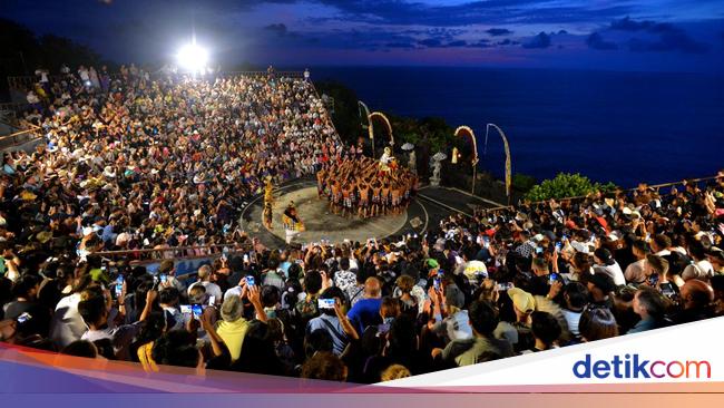 Libur Lebaran, Wisata Tari Kecak Di Bali Diserbu Wisatawan