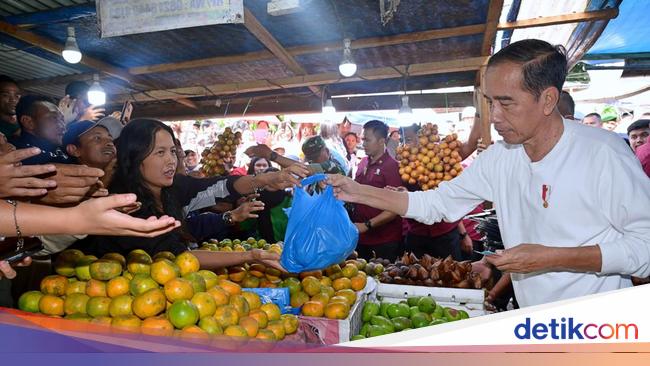 Eid Festival, Jokowi fruit and vegetable shops at Berastagi fruit market, North Sumatra