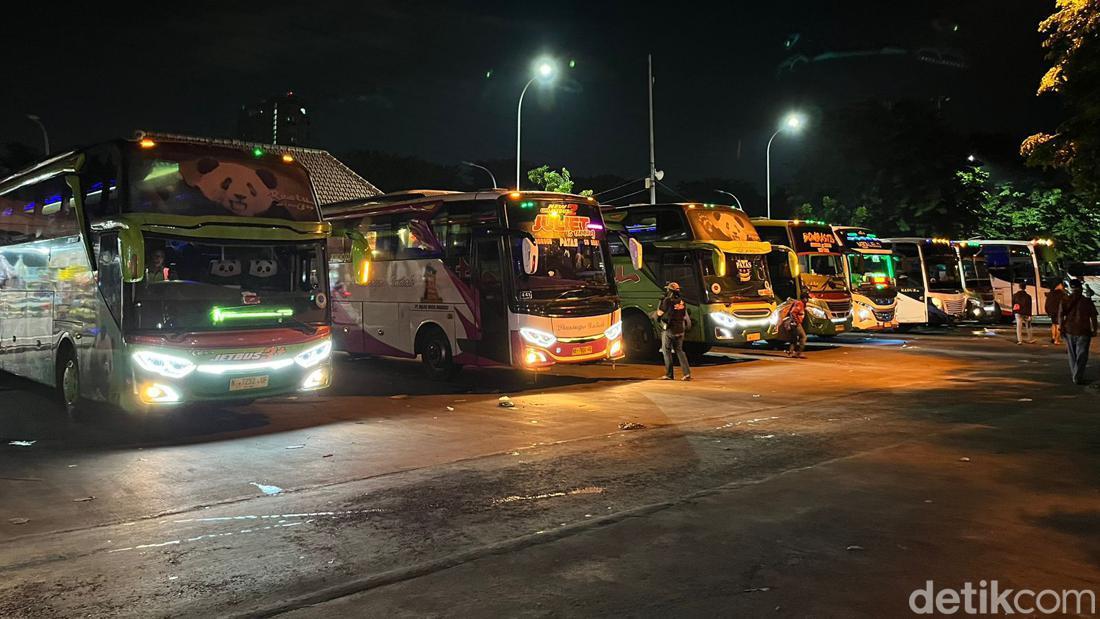 Dedy Rela Berdiri 3 Jam Naik Bus Kediri-Surabaya Saat Arus Balik Lebaran