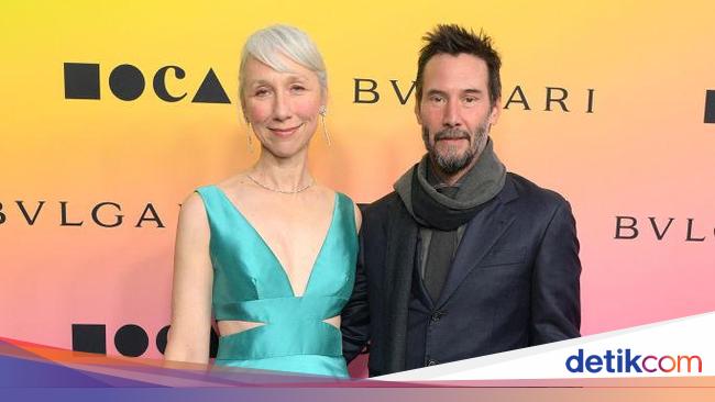 7 Foto Keanu Reeves dan Pacar Profesor, Pamer Momen Langka Mesra di Publik