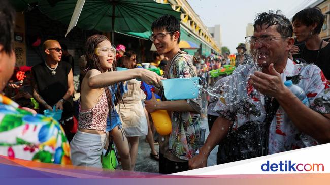 灰色のソンクラーン祭り、243人死亡