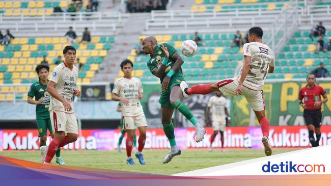 Lini depan Persebaya siap menyerang Bali United