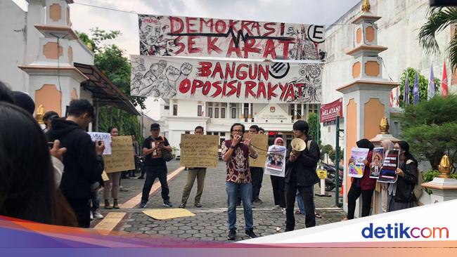 Massa Demo Di Kpu Diy Kecewa Putusan Mk Singgung Orde Baru