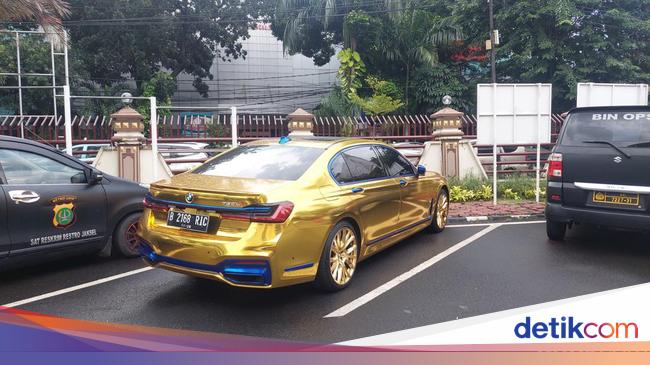 ABG Tewas di Jaksel Dijemput Tersangka Pakai BMW 'Emas', Ini Penampakannya