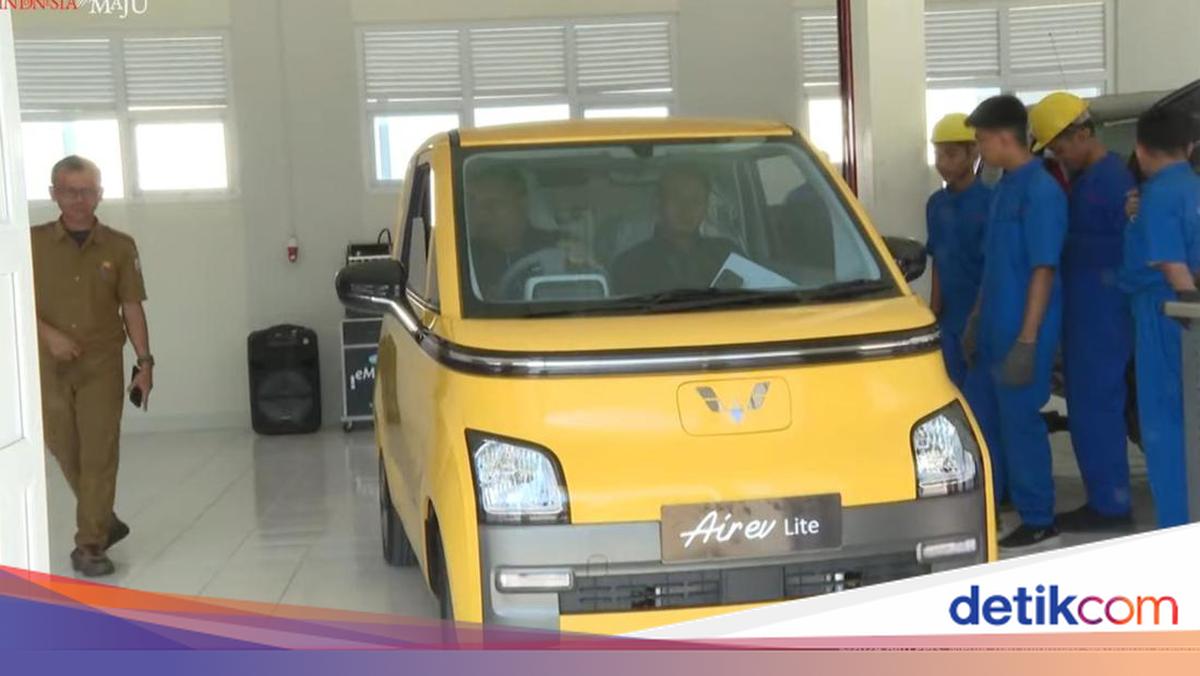 Jokowi Beri Hadiah Mobil Listrik untuk Praktik SMKN 1 Rangas di Mamuju