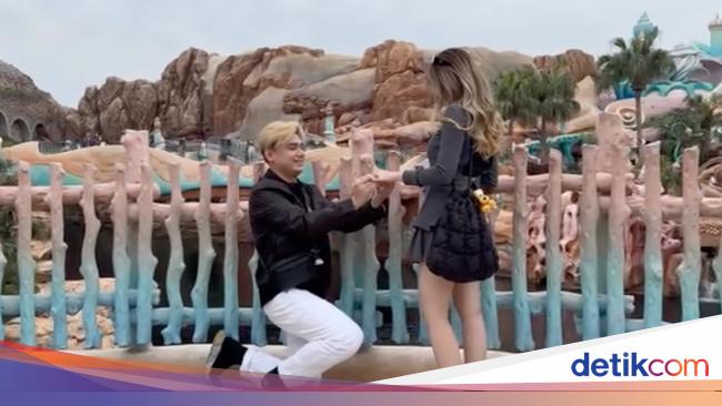 Rayn Wijaya Proposes to Ranty Maria in Japan with Tokyo DisneySea Background, Parents Witness the Happy Moment