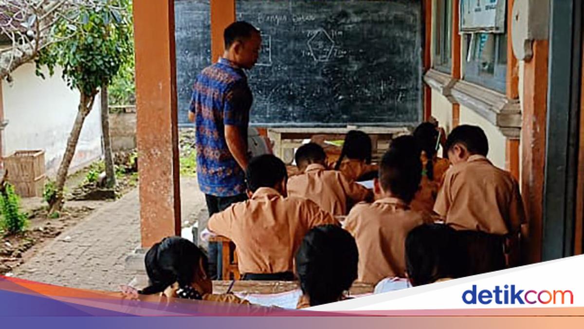 Kelas Jebol, Siswa SD Nusa Penida Belajar di Emper